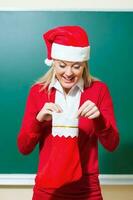 un mujer apertura su Navidad regalo foto