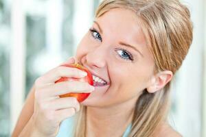 mujer promoviendo sano comiendo hábitos foto