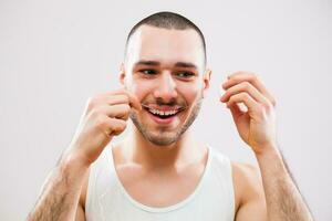 un hombre quien toma cuidado de su dientes foto