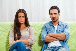 retrato de un joven Pareja discutiendo foto