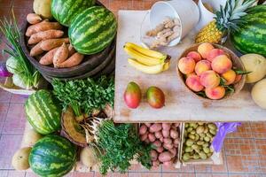 sano Fruta y vegetales en tienda de comestibles tienda foto