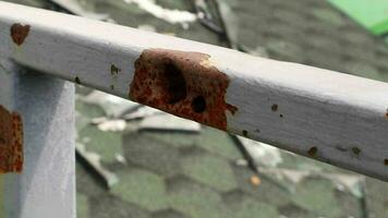 Kugel Loch im das Rohr. Krieg im Ukraine. ein Loch von ein Schale Fragment. Konsequenzen von das Krieg. Löcher von Schüsse auf ein Metall Rohr. video