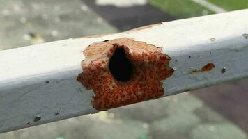 proiettile buco nel il tubo. guerra nel Ucraina. un' buco a partire dal un' conchiglia frammento. conseguenze di il guerra. fori a partire dal scatti su un' metallo tubo. video