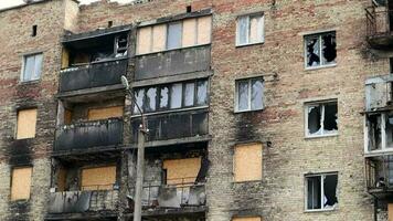 verbrannt Wohnungen im ein mehrstöckig Wohn Gebäude, das Konsequenzen von das Krieg im Ukraine. Gebäude beschädigt durch Muscheln. ein ausgebombt Wohnung Gebäude nach ein Luftangriff. video