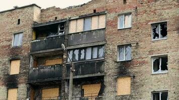 verbrannt Wohnungen im ein mehrstöckig Wohn Gebäude, das Konsequenzen von das Krieg im Ukraine. Gebäude beschädigt durch Muscheln. echt gruselig Aufnahmen von das Krieg im Ukraine. Überreste von Eigentum. video