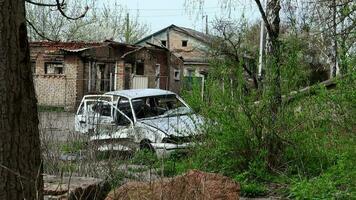 consequências do a bombardeio dentro a cidade. a foguete estraguei acima a casa. uma bombardeado apartamento construção e queimado carros depois de a ataque aéreo. buracos dentro a paredes a partir de cartuchos. permanece do propriedade. video