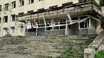 quemado apartamentos en un de muchos pisos residencial edificio, el Consecuencias de el guerra en Ucrania. edificios dañado por conchas real Siniestro imágenes de el guerra en Ucrania. permanece de propiedad. video