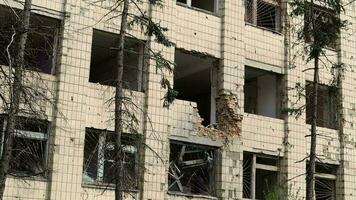 quemado apartamentos en un de muchos pisos residencial edificio, el Consecuencias de el guerra en Ucrania. edificios dañado por conchas real Siniestro imágenes de el guerra en Ucrania. permanece de propiedad. video