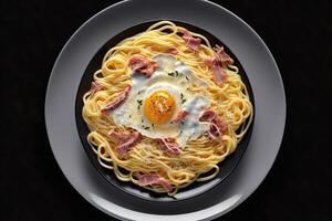 carbonara raro estilo pasta plato ver desde el parte superior aislado en negro antecedentes ilustración generativo ai foto