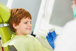 un niño a el dentista foto