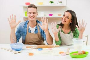 un Pareja Cocinando juntos foto