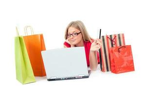 un mujer compras en línea foto