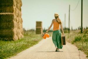 un mujer en el la carretera foto