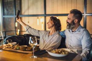 un Pareja teniendo cena foto