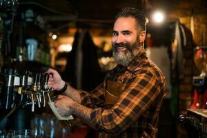 retrato de un hombre quien trabajos como un barman foto