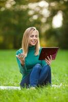 un mujer gasto hora al aire libre foto