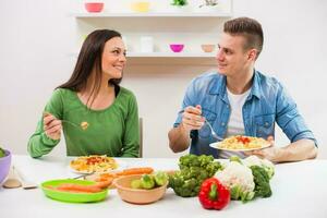 un Pareja comiendo juntos foto