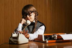 un niña quien obras de teatro el papel de un secretario foto