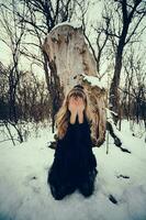 triste joven rubia mujer en el bosque foto