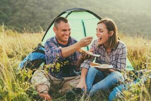 un Pareja cámping foto