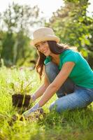 un joven mujer jardinería foto