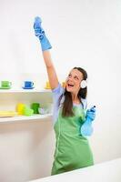 un mujer limpieza el casa foto