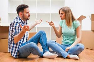 un Pareja quien movido dentro un nuevo casa foto