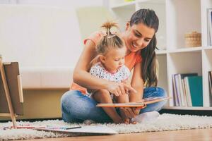 un madre gasto hora con su niño foto