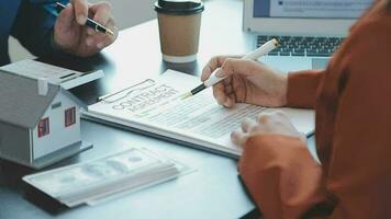 ondertekening huis verkoop en verzekering contracten met echt landgoed agenten, ondertekening contracten naar weten de voorwaarden van buying en verkoop huizen en echt landgoed, contract ondertekening ideeën. video