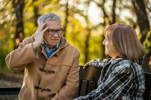 un mayor Pareja gasto hora juntos en el parque foto