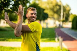 un hombre en un amarillo camiseta haciendo físico ejercicios foto