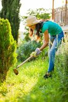 un joven mujer jardinería foto