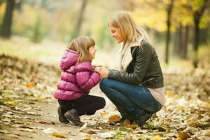 un madre con su hija en el parque foto