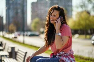 un mujer tiene un teléfono conversacion foto