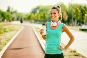 un mujer en un corriendo pista foto