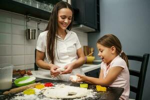 madre e hija cocinando juntas foto