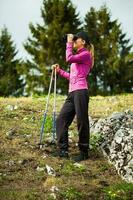 un mujer excursionismo foto