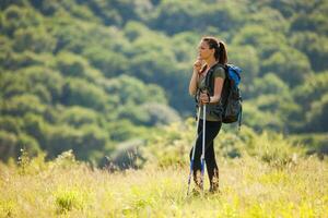 un mujer excursionismo foto