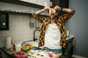 un hombre horneando galletas en el cocina foto