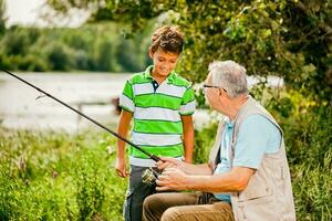 un abuelo y su sobrino pescar foto