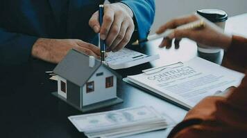 ondertekening huis verkoop en verzekering contracten met echt landgoed agenten, ondertekening contracten naar weten de voorwaarden van buying en verkoop huizen en echt landgoed, contract ondertekening ideeën. video