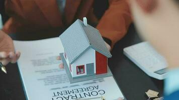 Unterzeichnung von Hausverkaufs- und Versicherungsverträgen mit Immobilienmaklern, Unterzeichnung von Verträgen, um die Bedingungen für den Kauf und Verkauf von Häusern und Immobilien zu kennen, Ideen zur Vertragsunterzeichnung. video