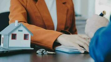 ondertekening huis verkoop en verzekering contracten met echt landgoed agenten, ondertekening contracten naar weten de voorwaarden van buying en verkoop huizen en echt landgoed, contract ondertekening ideeën. video