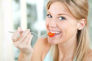 mujer promoviendo sano comiendo hábitos foto