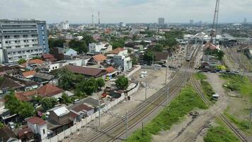 aéreo ver de petróleo tren paso por un carril cerca solo balapán estación en surakarta Indonesia. video