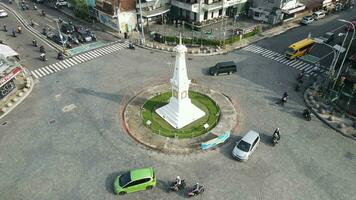 cercle aérien vue de tugu jogja ou yogyakarta monument, Indonésie. video