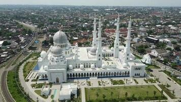 aérien vue de mosquée cheik zayed al-nahyane. Nouveau point de repère dans surakarta ville, Indonésie. video