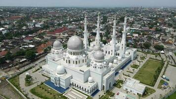 Antenne Aussicht von Moschee Scheich zayed al-nahyan. Neu Wahrzeichen im surakarta Stadt, Indonesien. video