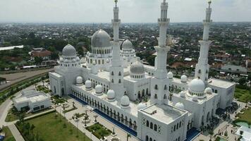 aereo Visualizza di moschea sceicco zayed al-nahyan. nuovo punto di riferimento nel surakarta città, Indonesia. video