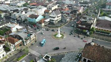 cinematográfico aéreo Visão do tugu jogja ou yogyakarta monumento, Indonésia. video